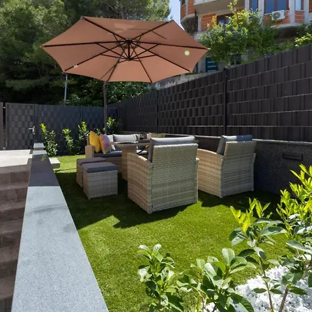 New Modern In With Garden And Jacuzzi