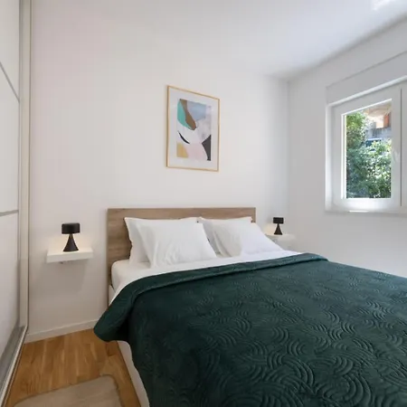 Apartment New Modern In With Garden And Jacuzzi Podstrana
