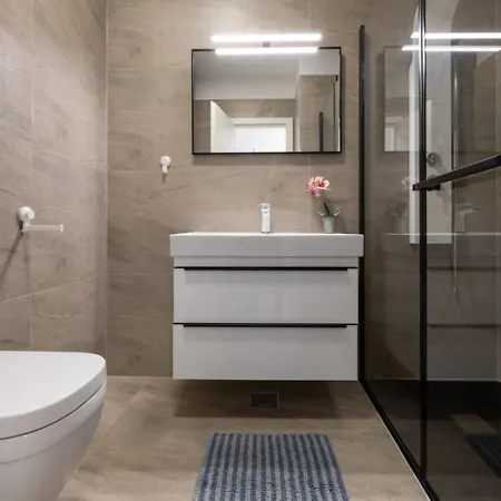 New Modern In With Garden And Jacuzzi *